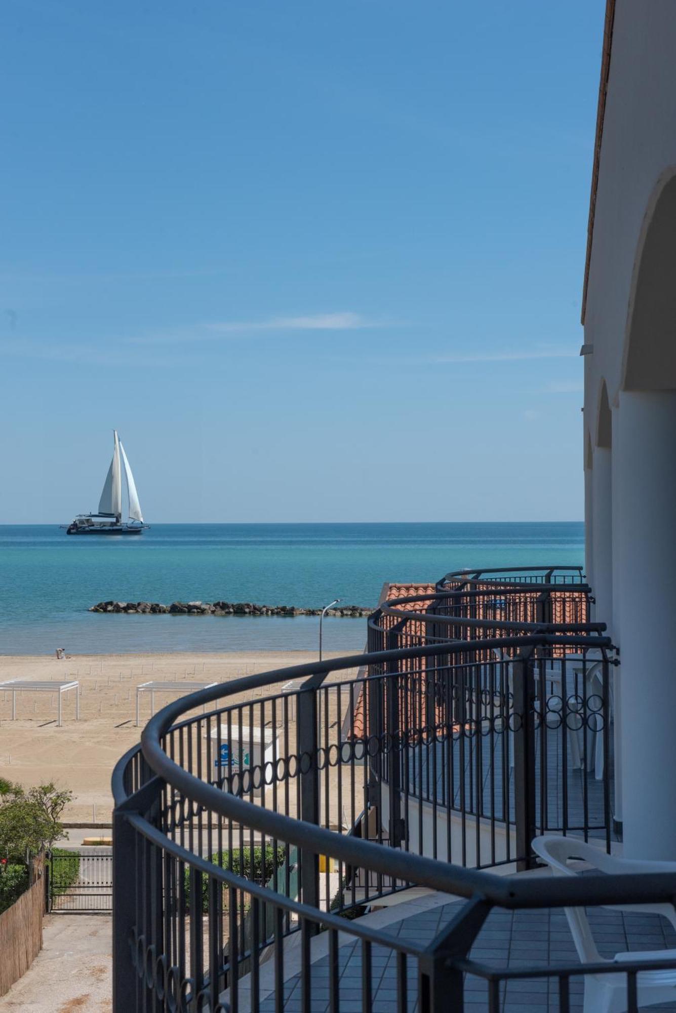 Altamira Residence Roseto Degli Abruzzi Esterno foto