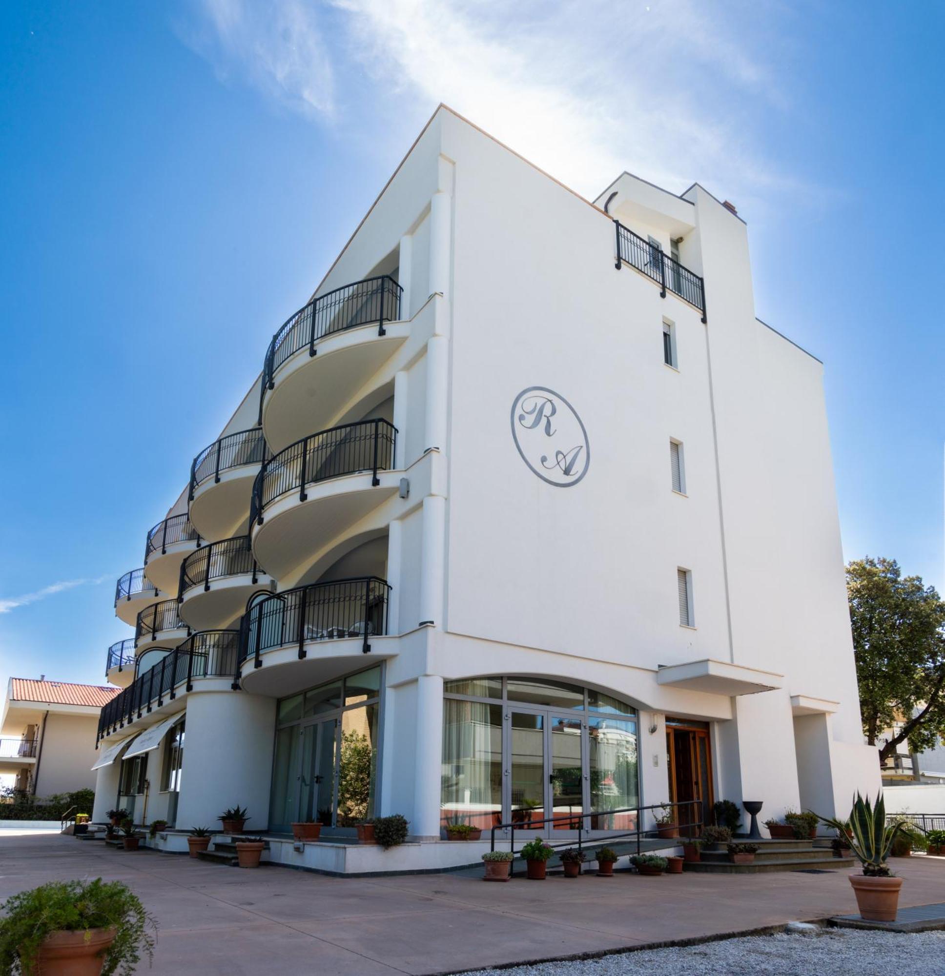 Altamira Residence Roseto Degli Abruzzi Esterno foto